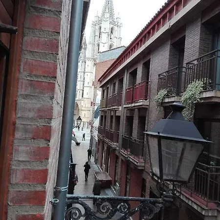 Despertar En Leon, Al Lado De La Catedral לאון